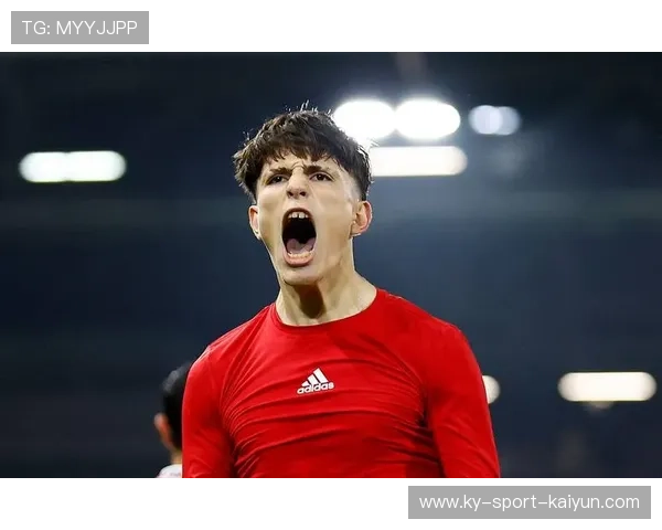 曼联中路推进后加速刺穿防线，加纳乔倾门偏出